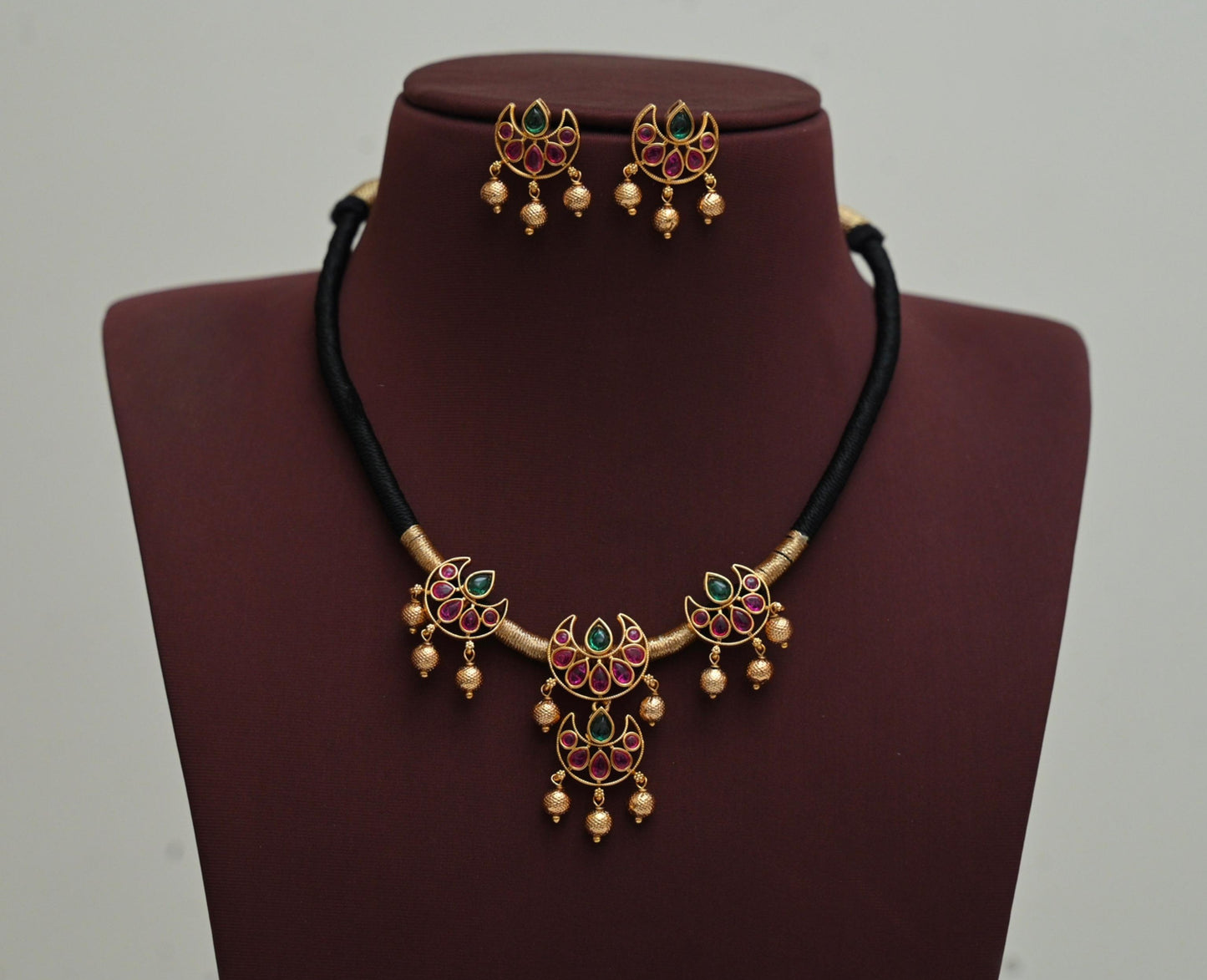 Black Thread Neckset