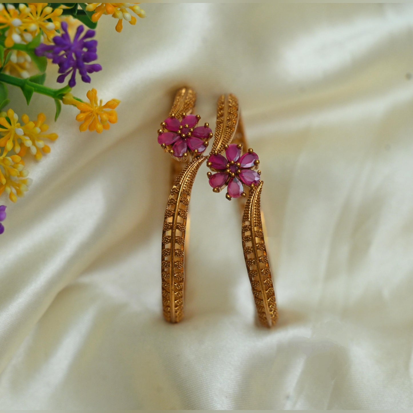 Beautiful Trendy Flower Bangle-TE1498