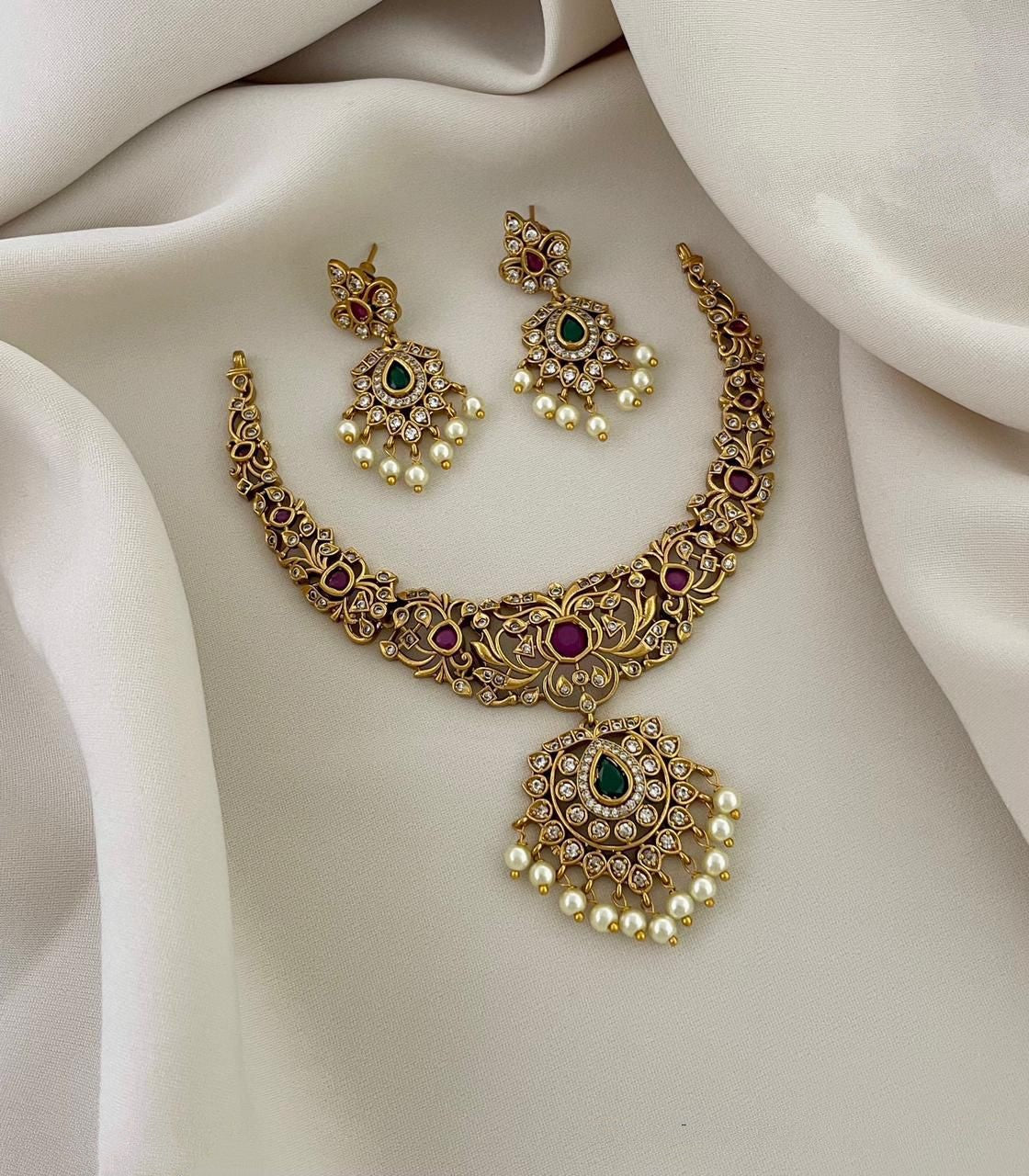 Choker necklace with pearl