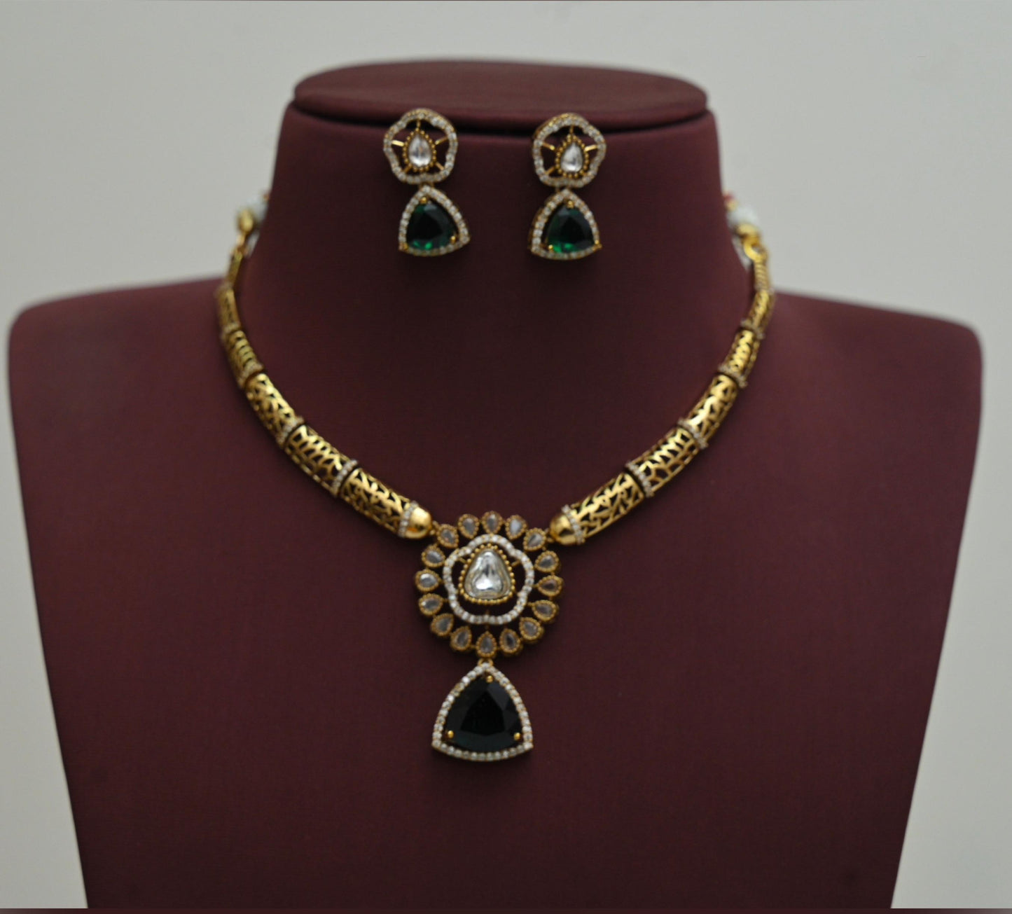 Kanti neckset