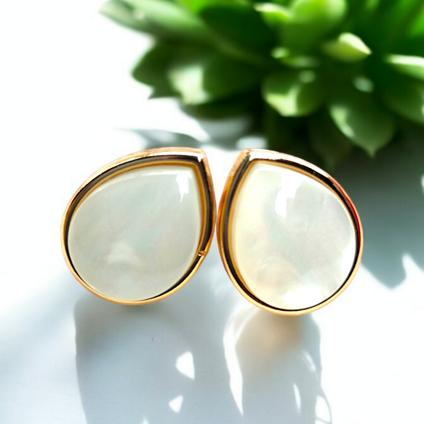 Gold Cultured White Pearl Stud Earring-TE141