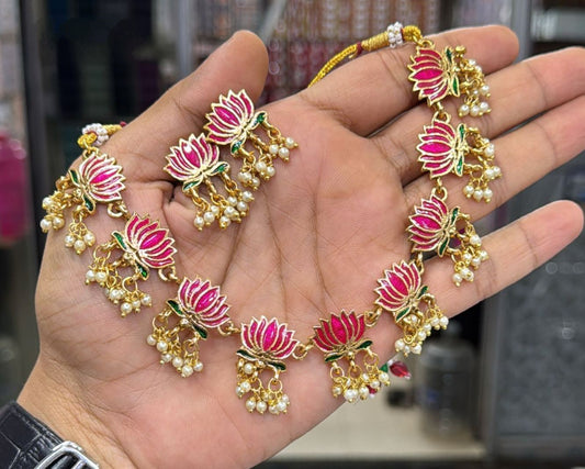 Lotus necklace with guttapusalu