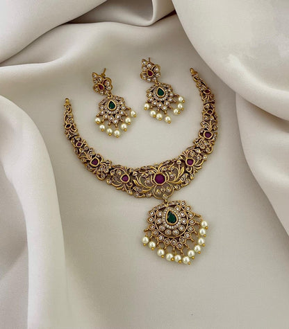 Choker necklace with pearl